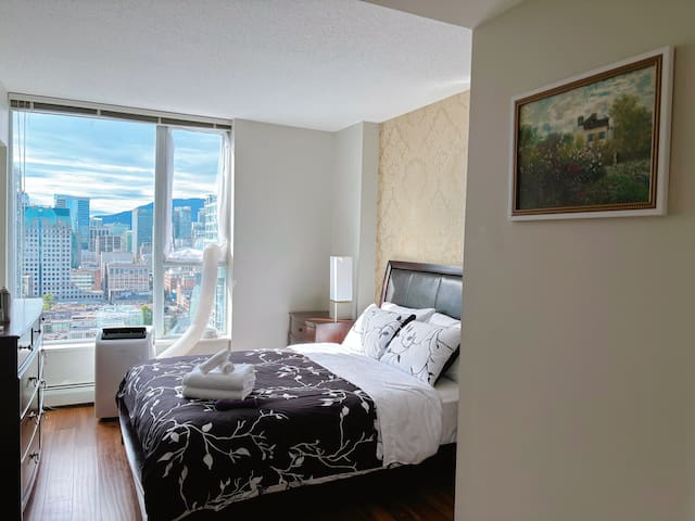 Spacious 3BR+View Sub-Penthouse level