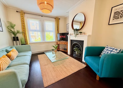 The Avenue | Sleeps 9 | Close2City | Free Parking