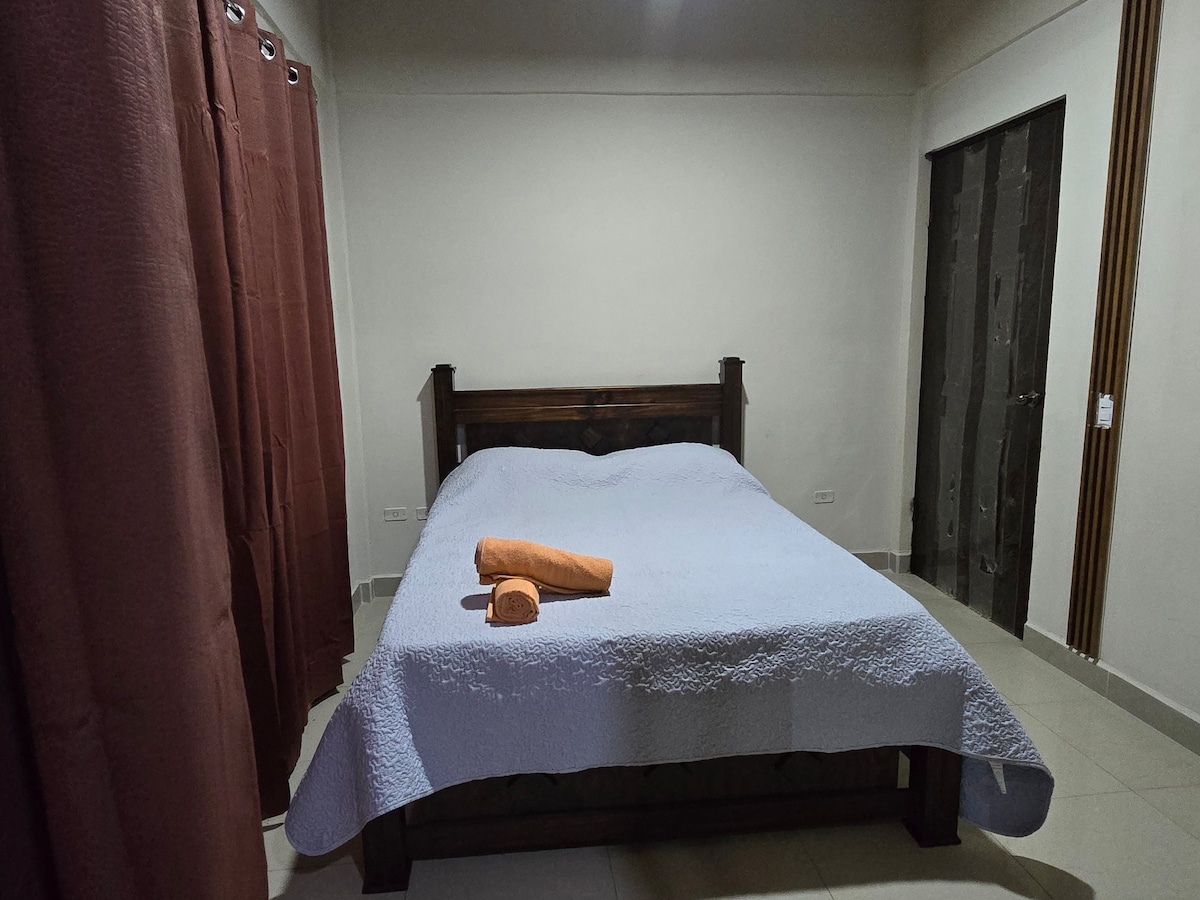 Habitacion numero 6, en la primer planta con cama matrimonial.