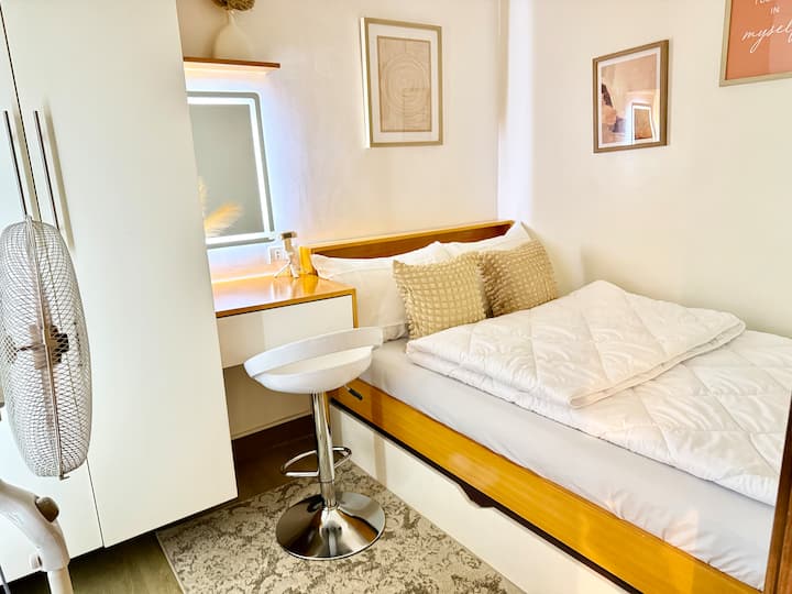 Cama de casal completa com uma cama de solteiro retrátil. Perfeito para 3 pessoas