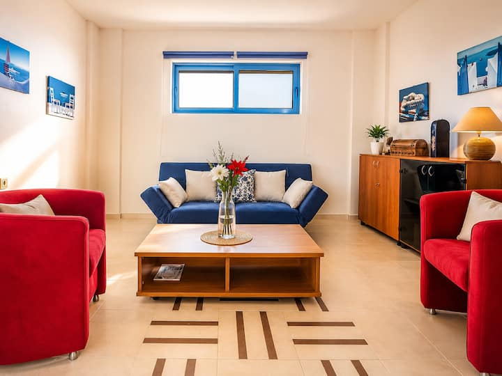 Ghorofa ya Chini - Eneo la Pili la Mapumziko – Sehemu ya ziada ya kupumzika iliyo na kitanda cha starehe cha sofa, kinachotoa nafasi ya ziada ya kulala inapohitajika.