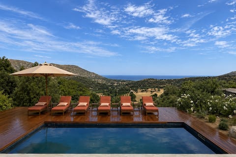 Villa with 3 master suites, sea view, and pool
