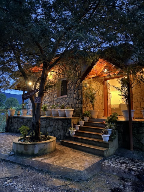 Whispering Oaks by Happy Himalayan Stays