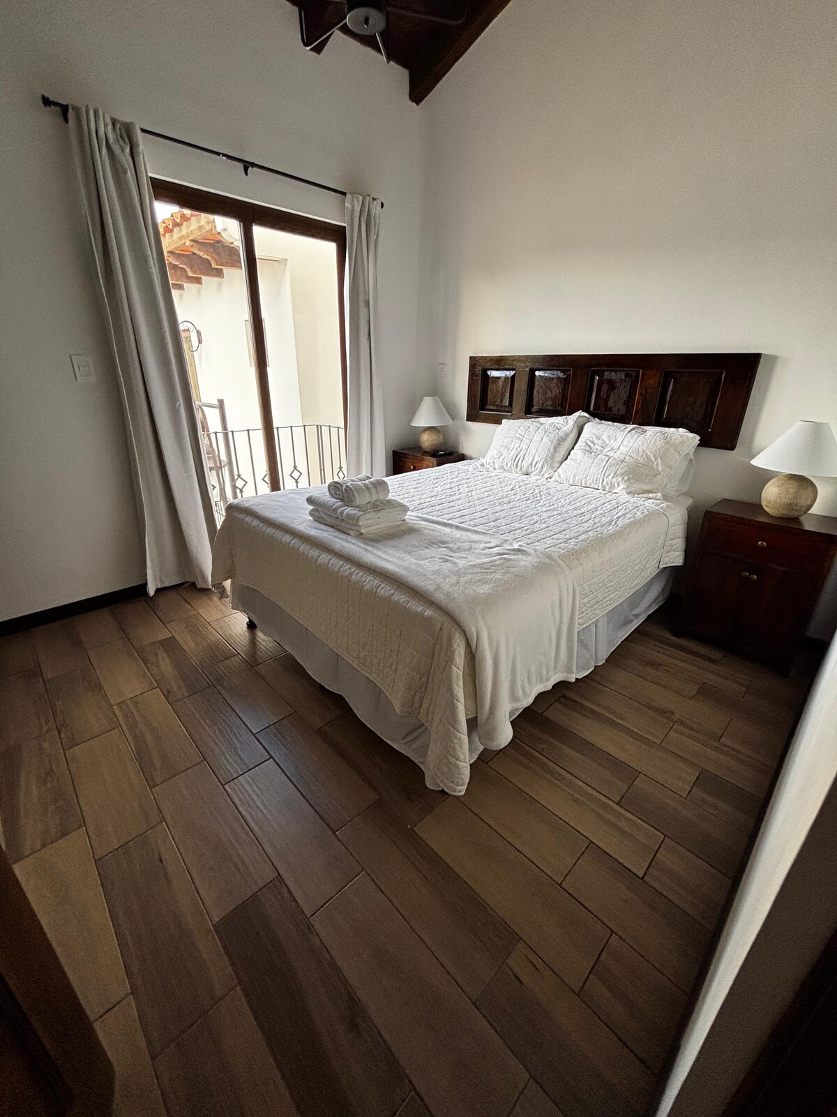 Главна спалня с отделна баня и балкон.