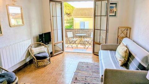Successful Airbnb property: Apartment 2 steps from the beach in Saint Cyr Sur Mer
