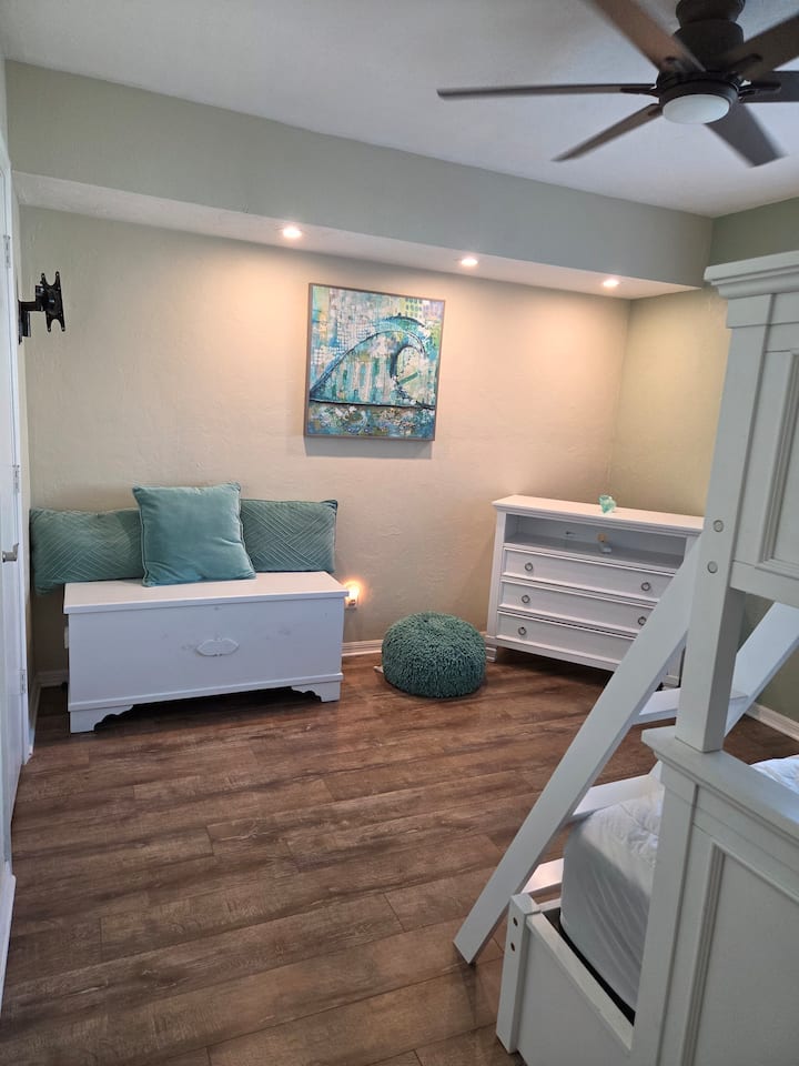 ✨️Spálňa 2
Svetlá a vzdušná druhá spálňa plná pobrežného svetla a uvoľneného šarmu. Poskytuje ubytovanie až pre štyroch, s mäkkými tónmi a prímorskými prvkami, ktoré vás lákajú k odpočinku po dni strávenom na slnku. 