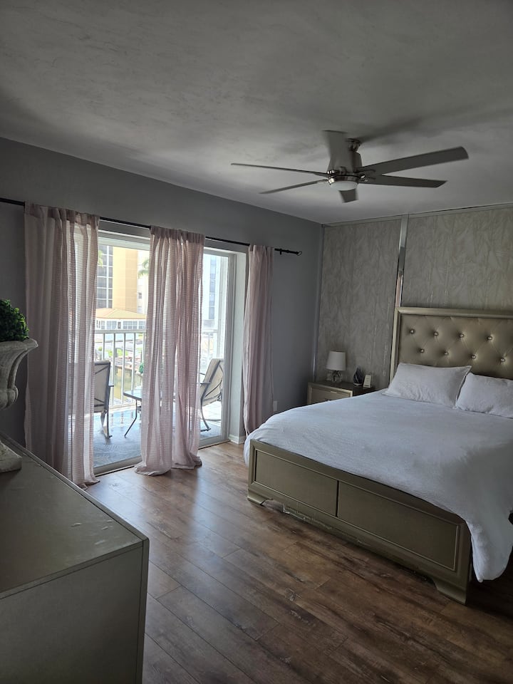 ️☀️Hlavná spálňa
Priestranná a pokojná hlavná spálňa má šatník, vlastnú kúpeľňu a vlastnú súkromnú verandu s výhľadom na kanál. Perfektné útočisko s mäkkou posteľnou bielizňou, prirodzeným svetlom a pokojným výhľadom. ✨
