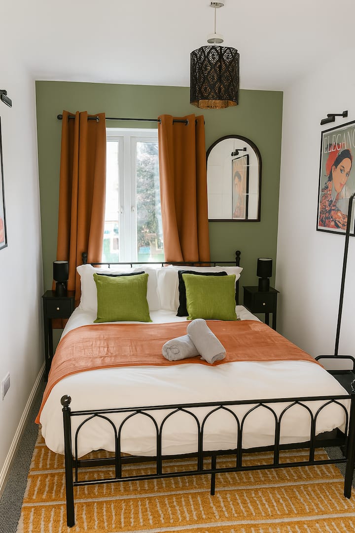 استرخ في غرفة النوم الأنيقة والمريحة هذه التي تتميز بسرير مزدوج مريح وديكور جريء وستائر تعتيم وتلفزيون ذكي مع Netflix. مثالي للاسترخاء بعد يوم حافل من الاستكشاف أو العمل. تتضمن مساحة تخزين وشماعات لراحتك.