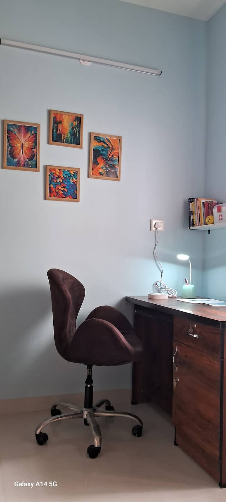 Configuración de oficina para profesionales que trabajan, si es necesario, puedo proporcionar una silla más similar cuando dos personas están trabajando.