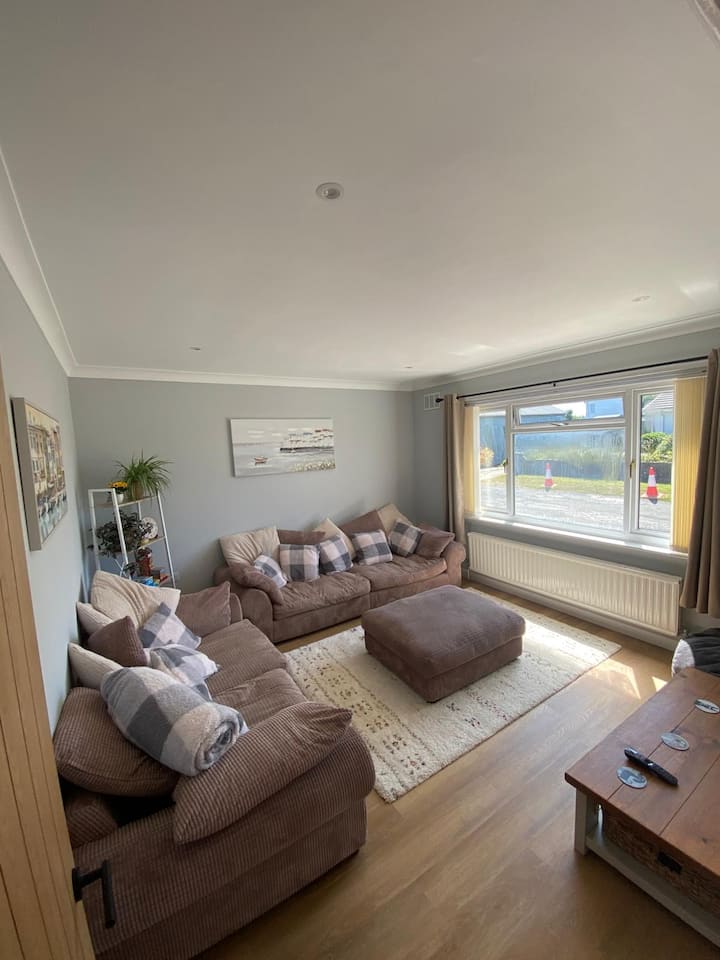 Spacious Welsh Coastal Home, Family-friendly Charm - Aberporth