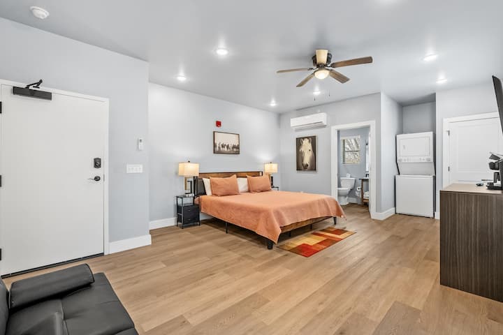 1-bath Studio | King Bed | Sleeps 2 | Affordable I - Sevierville, TN