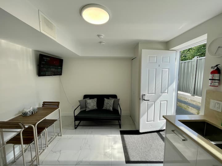 Budget Friendly Side Suite Can Be Interconnected - New Westminster