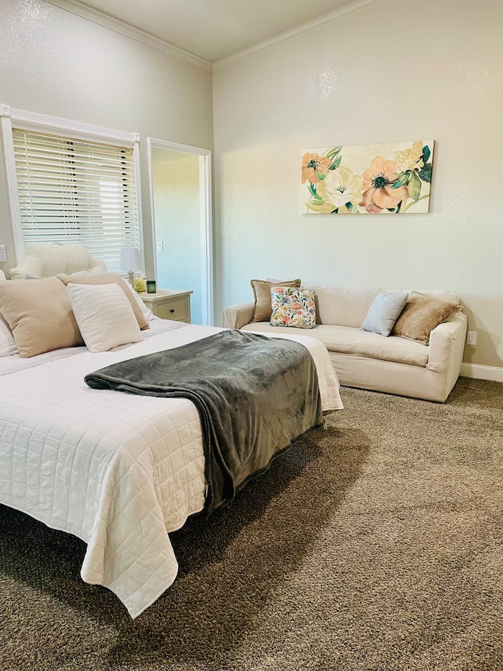 Tu je i krevet na razvlačenje koji je dvostruki