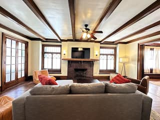 Allentown 3 Bed Apartment with Central A/C, photo 3 of 40