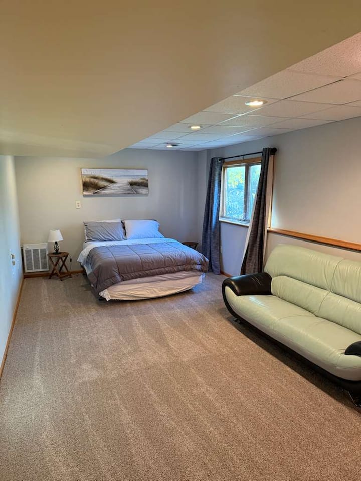 Dormitorio con las cortinas abiertas