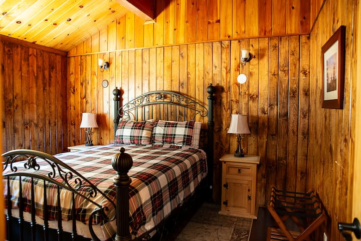 სუპერ მყუდრო, სრულმეტრაჟიანი საწოლი, ტუმბოები და გარდერობი ოთახში.