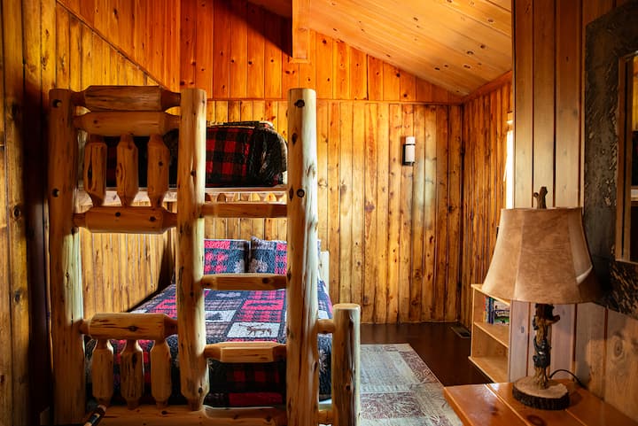 ხის ორსართულიანი საწოლი ორი ერთადგილიანი საწოლით. შესანიშნავია ბავშვებისთვის!