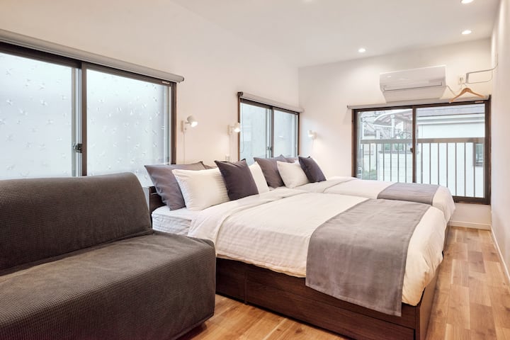 Спалната соба има два отвора и е многу светла и удобна соба♪