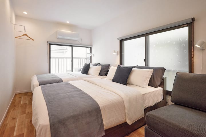 Спалната соба има два отвора и е многу светла и удобна соба♪