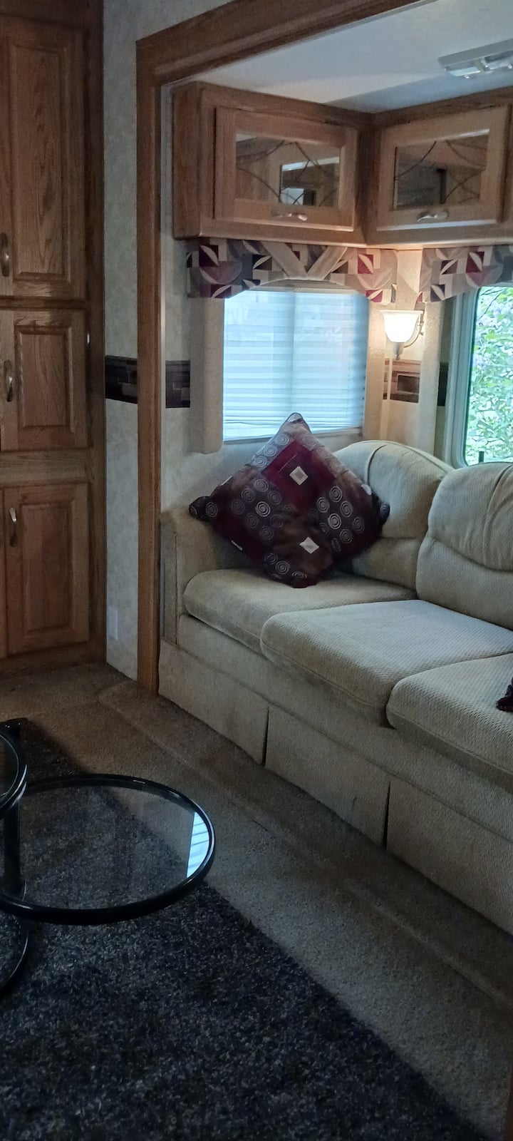 dubbel verberg een bed met schuimtoppers lakens en dekens alles wat je nodig hebt voor een goede nachtrust hier voor de open haard en smart-tv met Amazon Netflix Disney Roku Youtube Etc