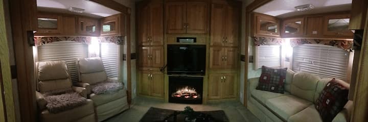 Glamping In 44' Gorgeous 4 Slide-out 4 Season Camp - Manitoba
