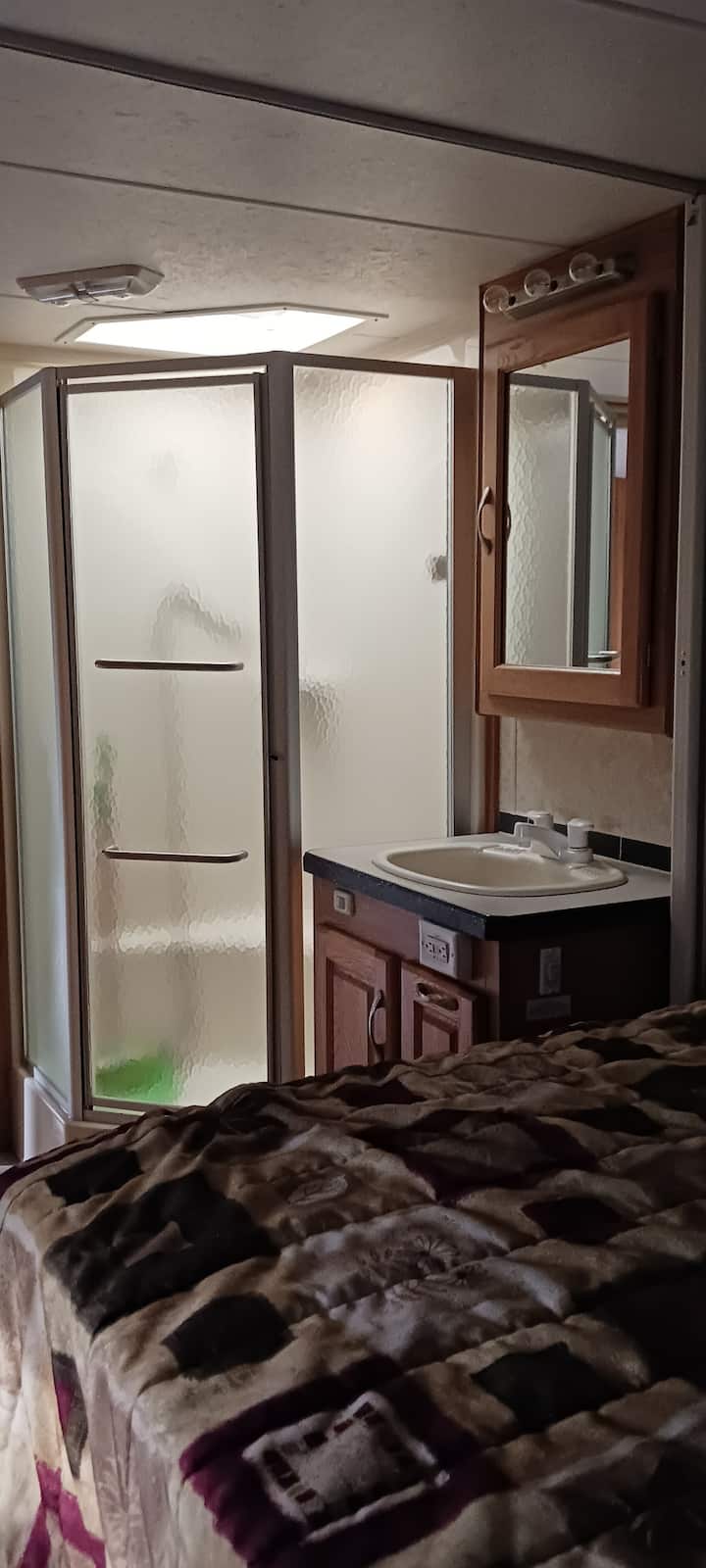 extra grote hoekdouche en geniet van het dakraam boven je, er is ook een bank in de douche voor iedereen met mobiliteitsproblemen, er is ook een kamerscherm naast het bed om over te trekken om de slaapkamer volledig gescheiden te houden van de badkamer