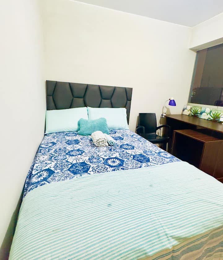 سرير 1.5 في غرفة ذات تهوية جيدة ومكتب كبير مع كرسي لك للعمل دون تشتيت الانتباه. خزانة مع علاقات ومرآة للوجه ومنشفة وبطانية إضافية. مجفف الشعر متاح إذا كنت بحاجة إليه. 