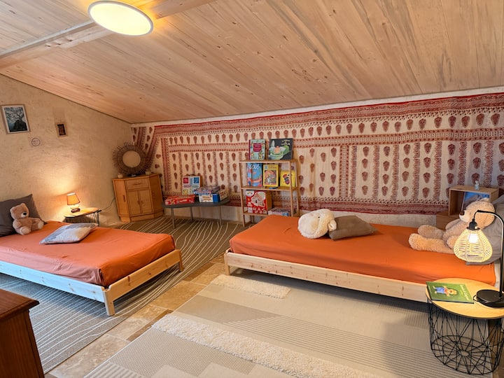 Esta habitación, situada en la casa, se puede configurar con dos camas pequeñas o con una cama grande.