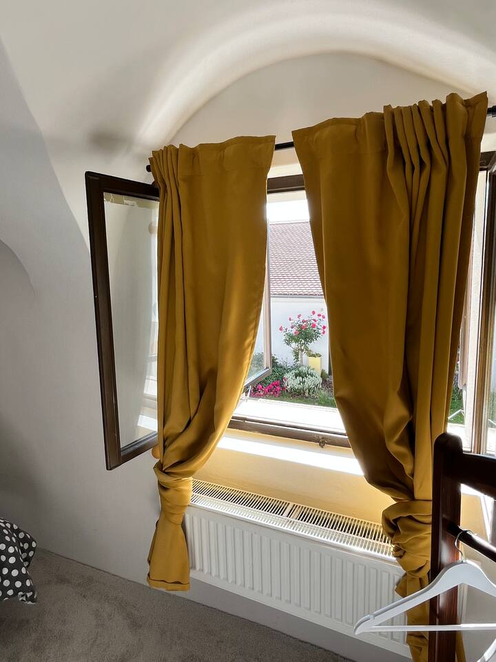 Поглед од прозорецот на спалната соба кон градината.