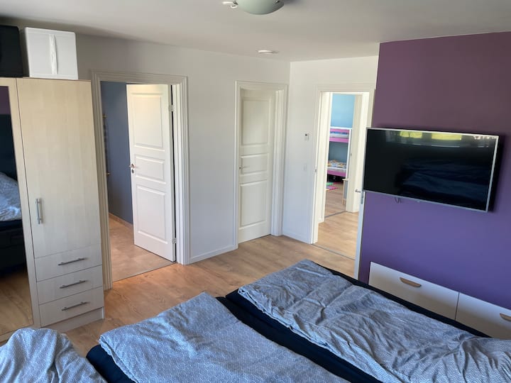 Оваа соба има пристап до приватна бања која е број 2. Втората врата е за канцеларија која е заклучена.