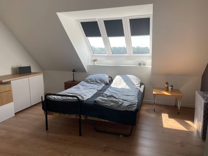 Оваа соба се наоѓа на 1 кат спроти бањата 3. 