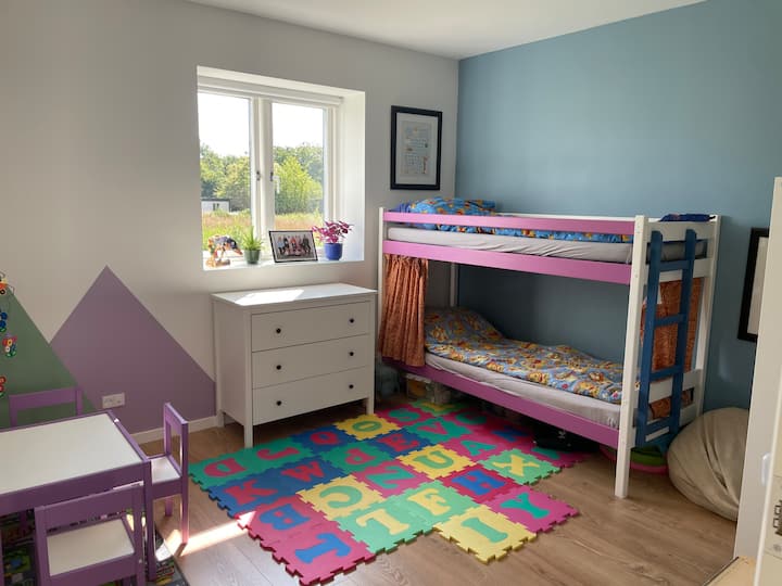 Во собата има и играчки.
Собата има директен пристап до кујната/трпезаријата