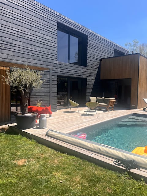 Contemporary architect's house, swimming pool, jacuzzi