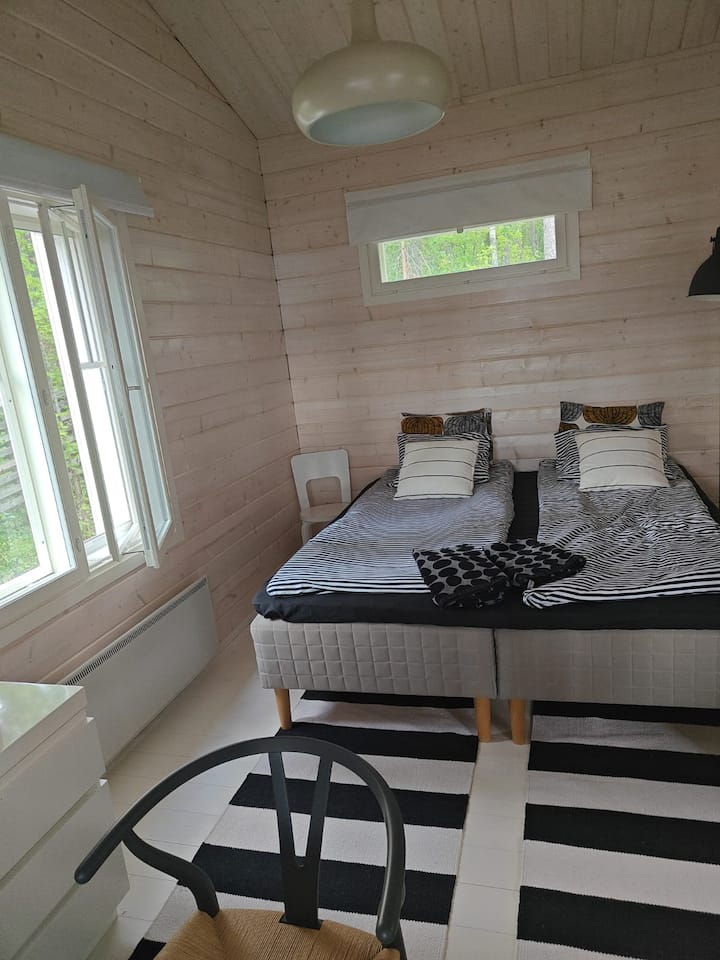 Dhomë gjumi kryesore e gjerë (me krevat dopio) me mobilje klasike skandinave.