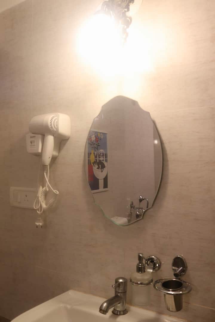 Full bathroom 2 image 1
