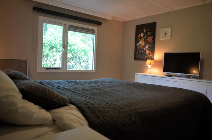 Tweepersoons boxspring, televisie en veel opbergruimte 