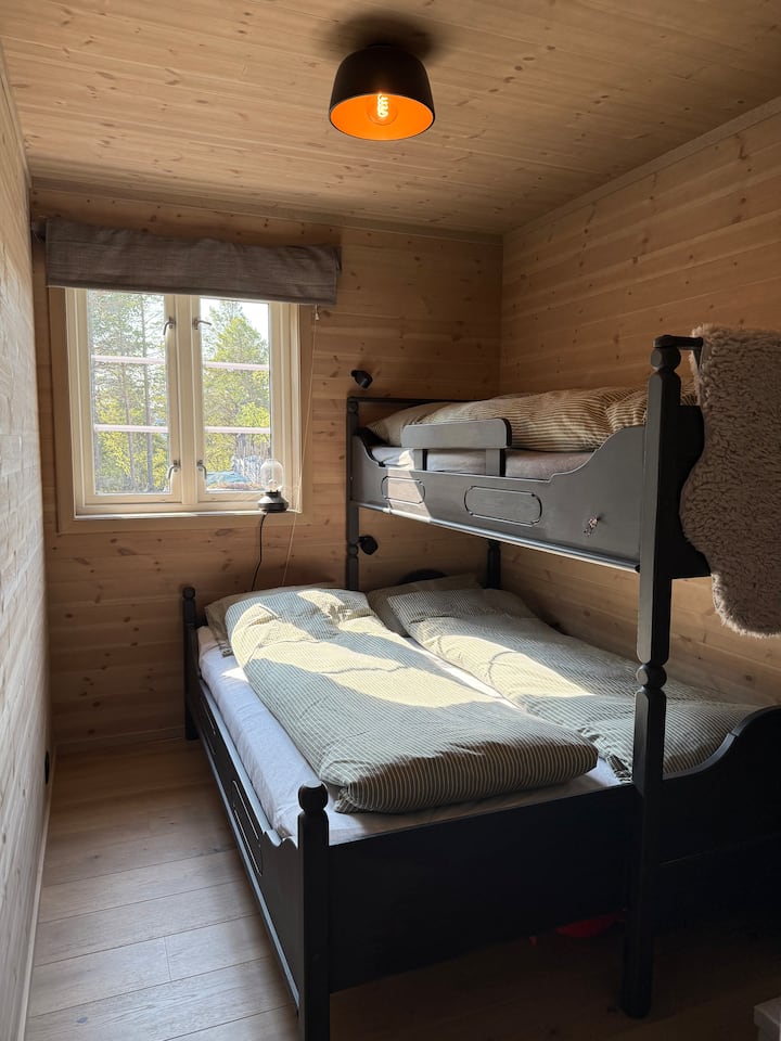 Matelas de 90 cm dans la couchette supérieure
Matelas de 150 cm de large dans la couchette inférieure