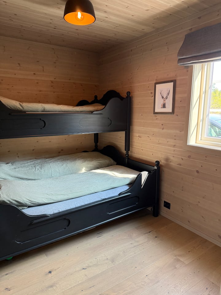 Matelas de 90 cm dans la couchette supérieure
Matelas de 150 cm de large dans la couchette inférieure