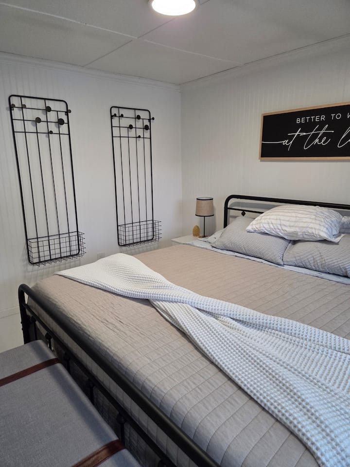 Rafu hizi za waya hutoa mahali pa kuning 'inia vitu na kuhifadhi viatu.