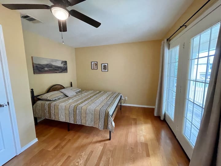 Chambre queen size avec balcon privé