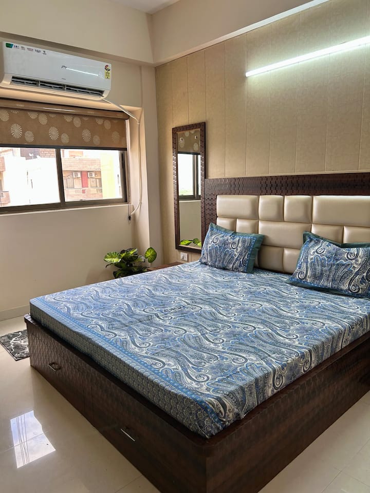 Nikunj Niwas ~ Near Banke Bihari & Keli Kunj - Vrindavan