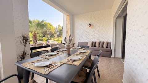 Modern, swimming pool & golf in secure residence