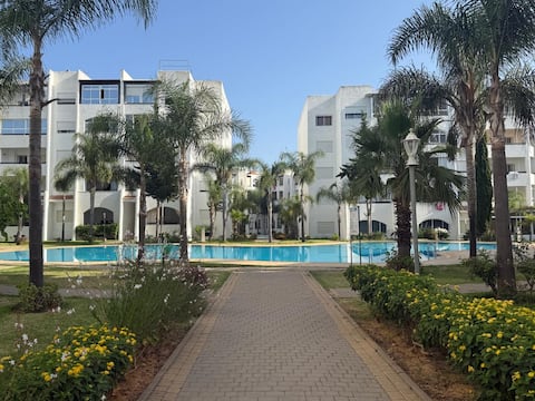 Modern, swimming pool & golf in secure residence