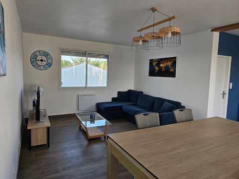 Airbnb performant: Large oceanfront terrace à La Tranche Sur Mer