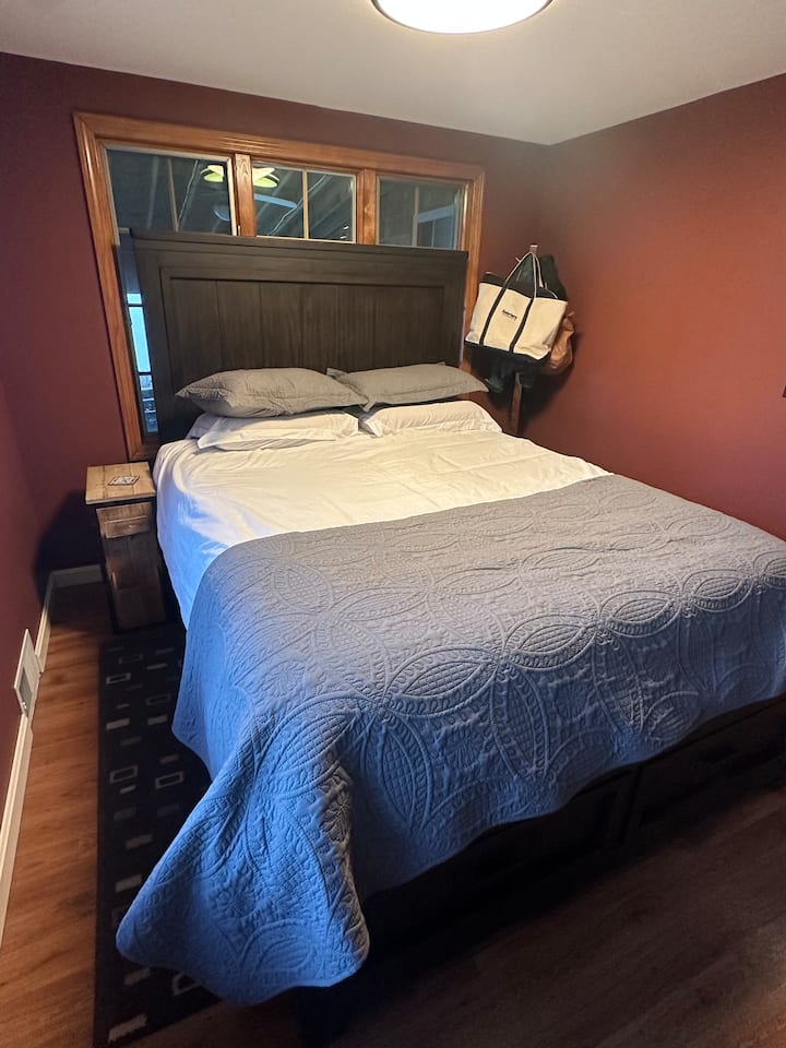 Това не е самостоятелна спалня, а е извън всекидневната. Леглото с размер Queen size с чекмеджета за съхранение се намира на първия етаж. 