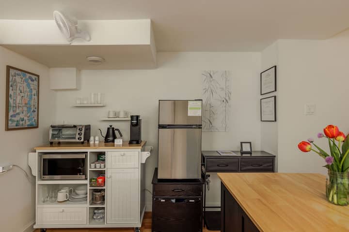 White Lion House Cozy Spa Studio & Private Hot Tub - Portland, OR