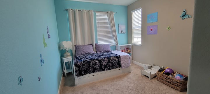 בחדר שינה 3 יש שתי אפשרויות הגדרה. כפי שניתן לראות בתמונה זו, מזרן טווין או מיטת היום נפתחים ויוצרים שני מזרנים טווין זה לצד זה, מה שיוצר מזרן קינג סייז. 