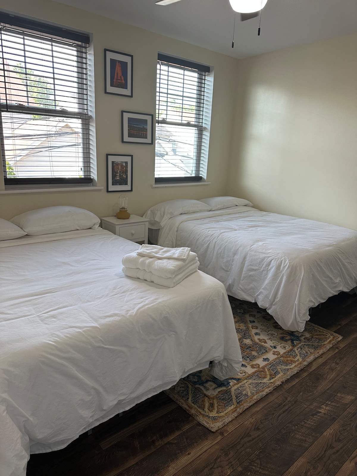 Два кревета со целосна големина и гардеробер