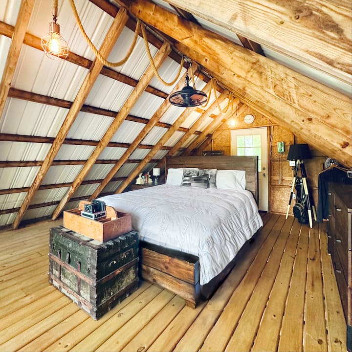 Овој уникатен простор е над куќата за бродови и е соба за 3 сезони. Прикажано со балкон за прошетка над Кривата река. Оваа соба има најдобар поглед и тавански вентилатор (но нема клима уред). Чекорите до овој простор се стрмни со поглед најгоре. 