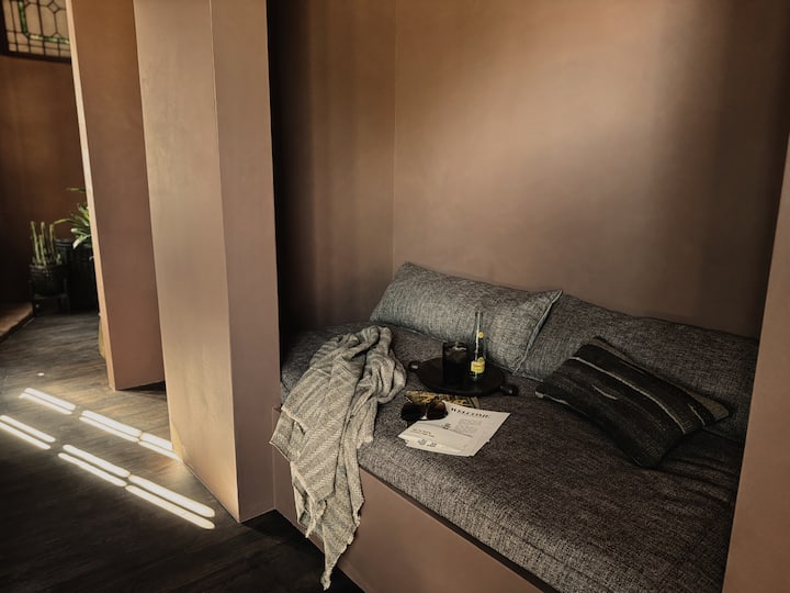 Lounge/Sleep Nook
For groups of three, the nook can accommodate a standard twin-size sleeping option for one guest upon request. The EGM was intentionally designed to offer our guests defined private spaces while maintaining an open-concept design. 
